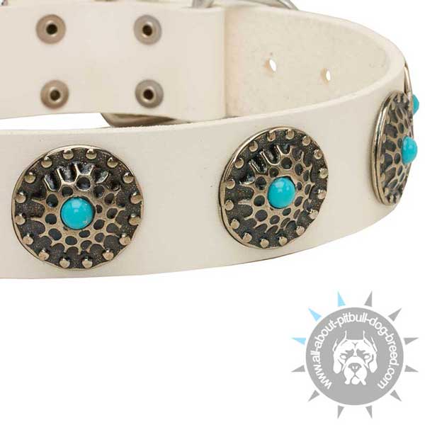 Fashionable white leather collar